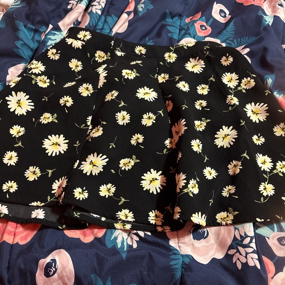 Black floral skirt - Picture 1 of 2